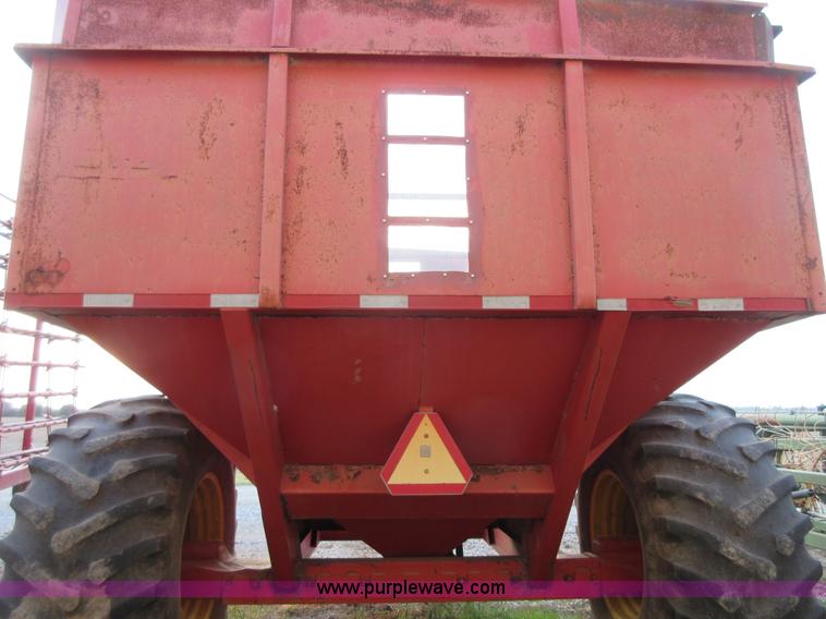 image for item BB9146 UFT 625 grain cart