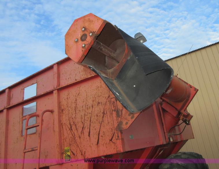 image for item BB9146 UFT 625 grain cart