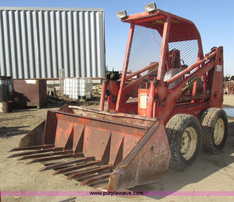 image for item H1123 Gehl 4400 skid steer