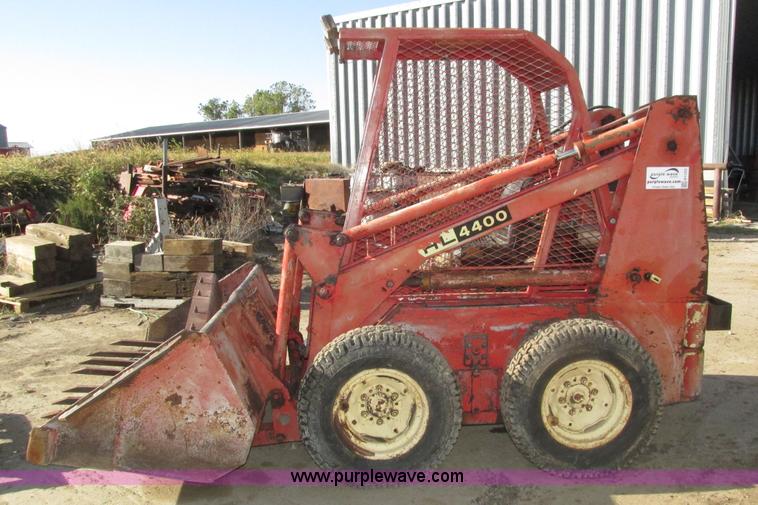 image for item H1123 Gehl 4400 skid steer