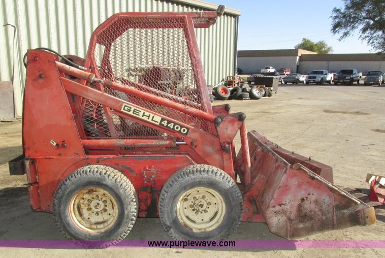 image for item H1123 Gehl 4400 skid steer