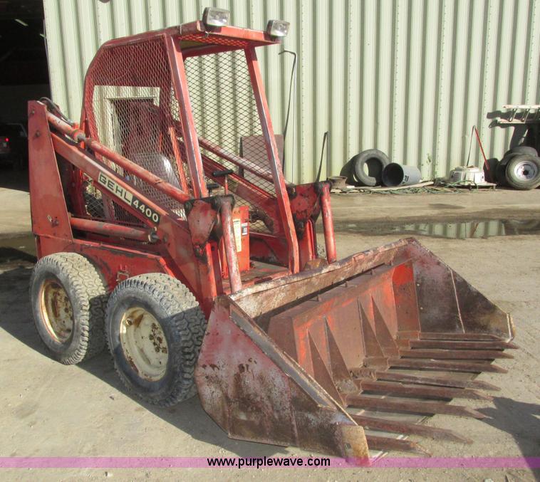 image for item H1123 Gehl 4400 skid steer