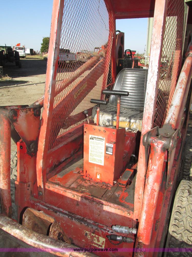 image for item H1123 Gehl 4400 skid steer