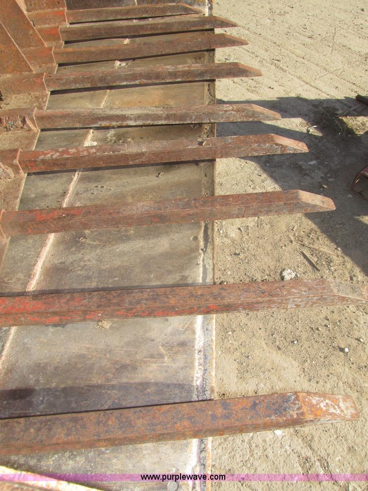 image for item H1123 Gehl 4400 skid steer