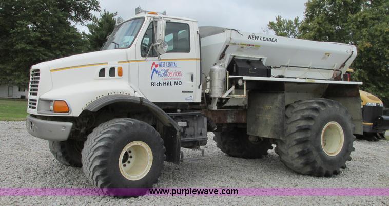 image for item J8716 2000 Sterling L8513 applicator truck