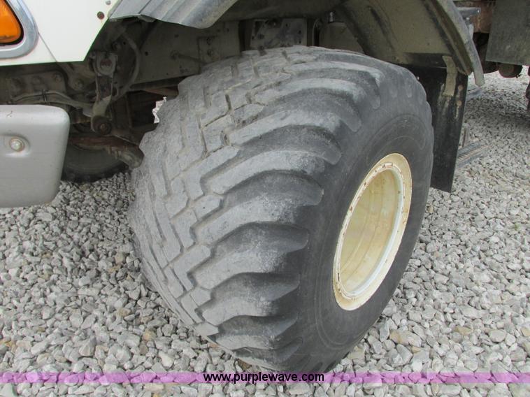 image for item J8716 2000 Sterling L8513 applicator truck