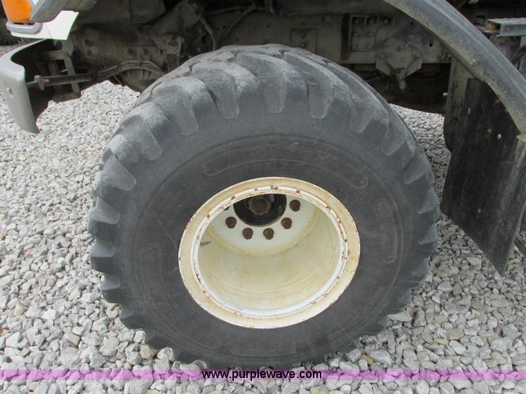 image for item J8716 2000 Sterling L8513 applicator truck