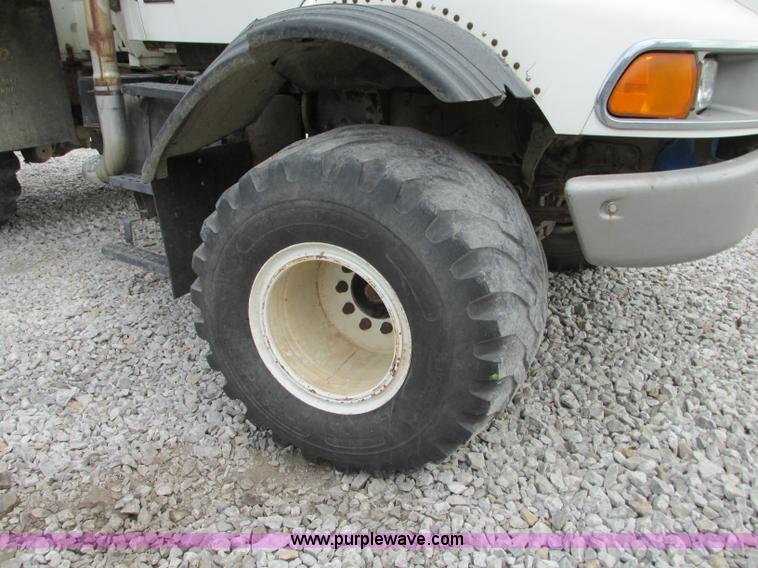 image for item J8716 2000 Sterling L8513 applicator truck