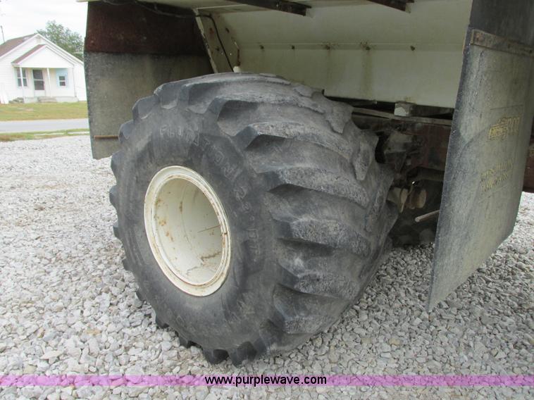 image for item J8716 2000 Sterling L8513 applicator truck