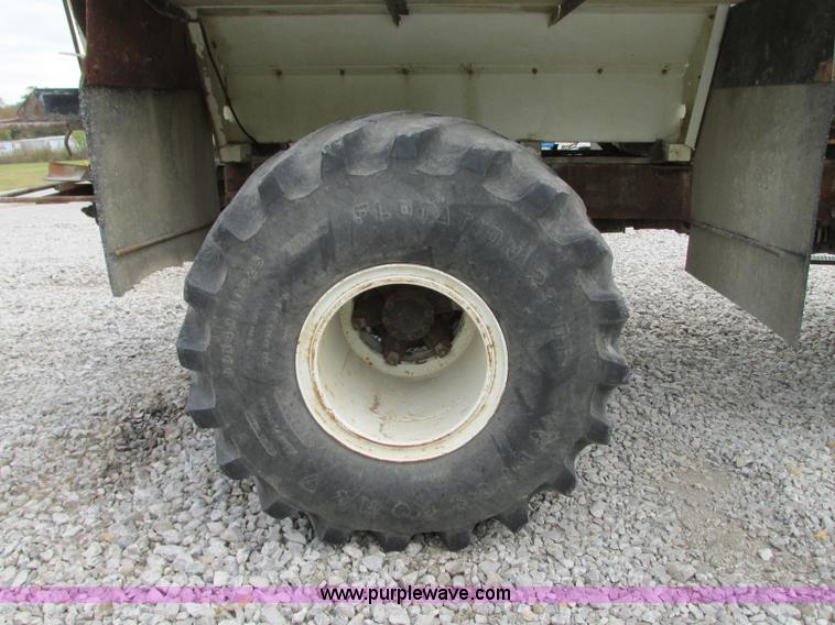 image for item J8716 2000 Sterling L8513 applicator truck