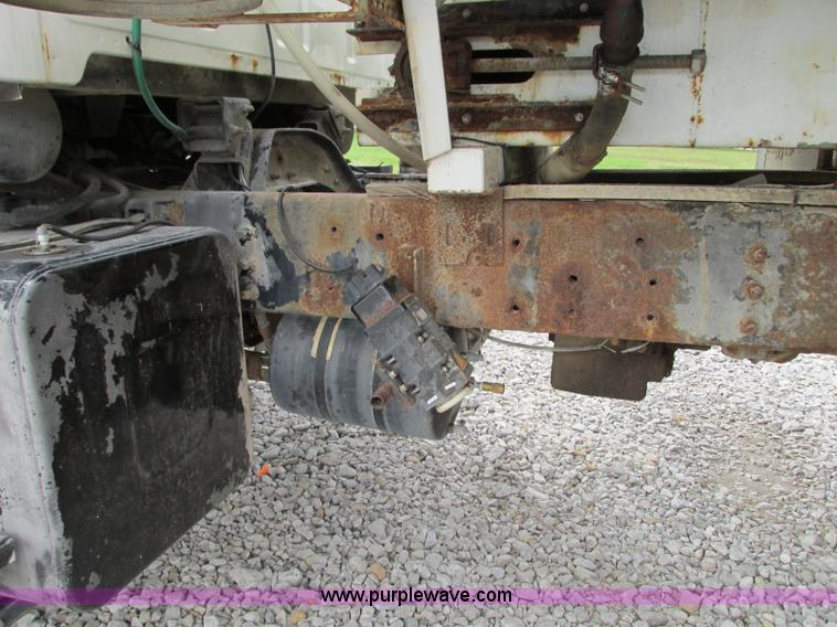 image for item J8716 2000 Sterling L8513 applicator truck