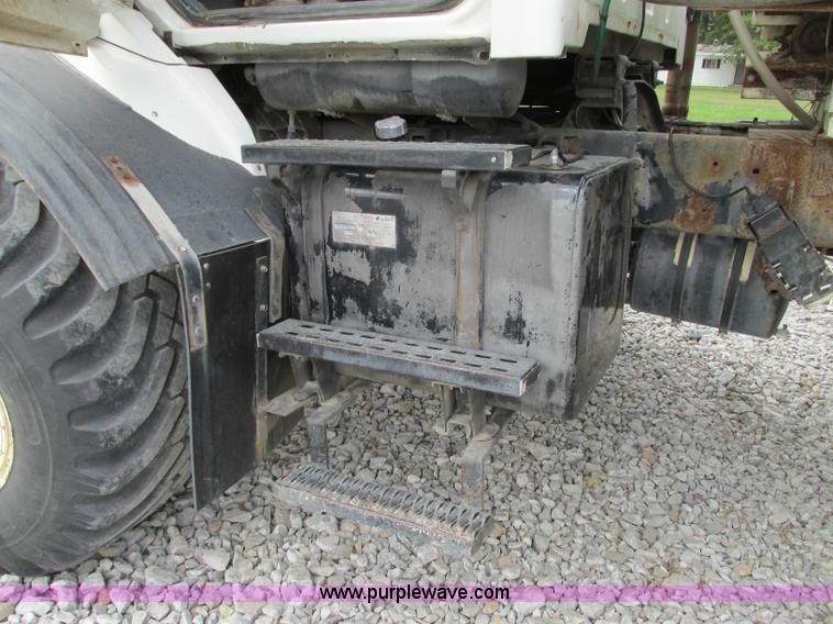 image for item J8716 2000 Sterling L8513 applicator truck