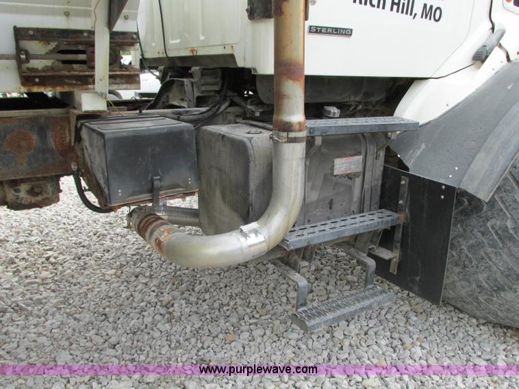 image for item J8716 2000 Sterling L8513 applicator truck