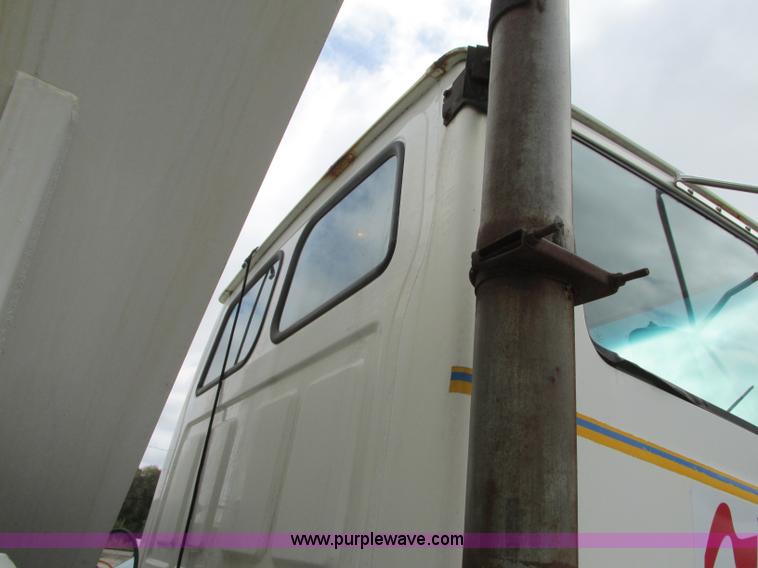 image for item J8716 2000 Sterling L8513 applicator truck