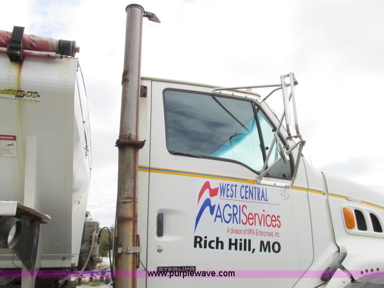 image for item J8716 2000 Sterling L8513 applicator truck