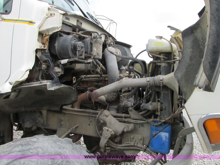 image for item J8716 2000 Sterling L8513 applicator truck