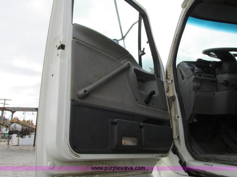 image for item J8716 2000 Sterling L8513 applicator truck