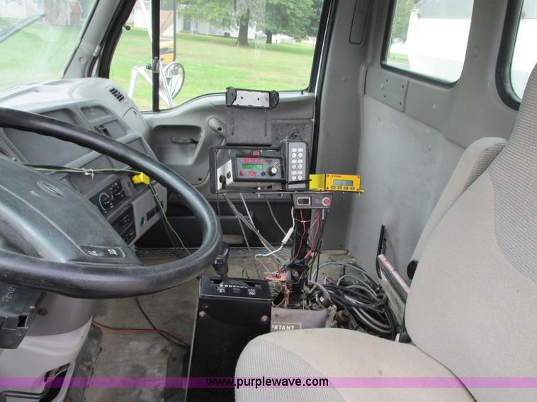 image for item J8716 2000 Sterling L8513 applicator truck