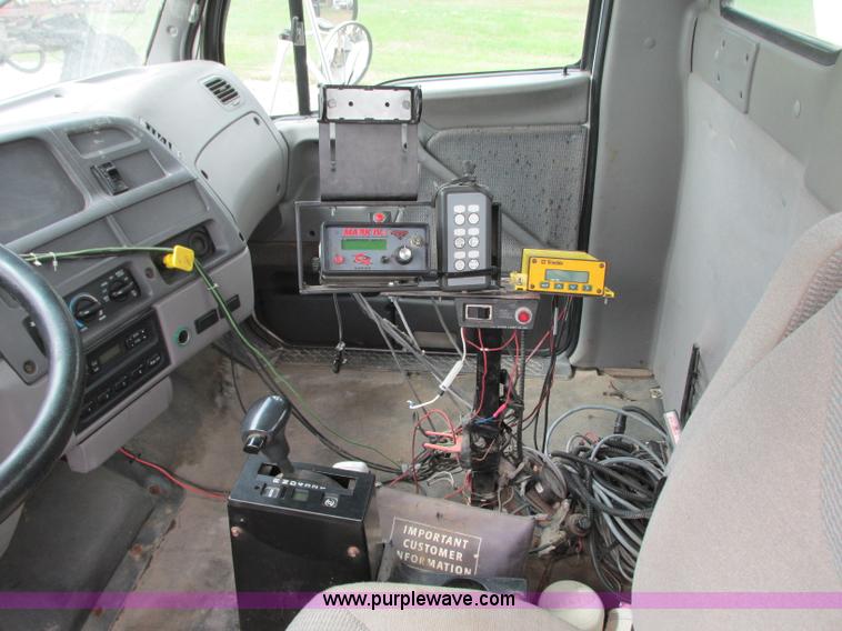 image for item J8716 2000 Sterling L8513 applicator truck