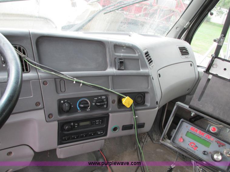 image for item J8716 2000 Sterling L8513 applicator truck