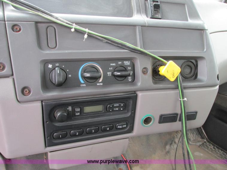 image for item J8716 2000 Sterling L8513 applicator truck