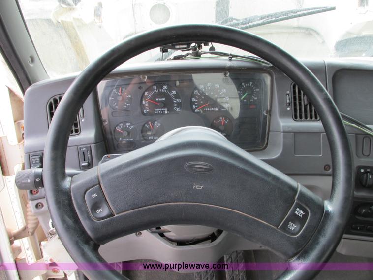 image for item J8716 2000 Sterling L8513 applicator truck