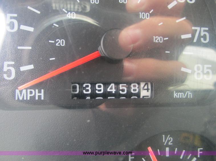 image for item J8716 2000 Sterling L8513 applicator truck