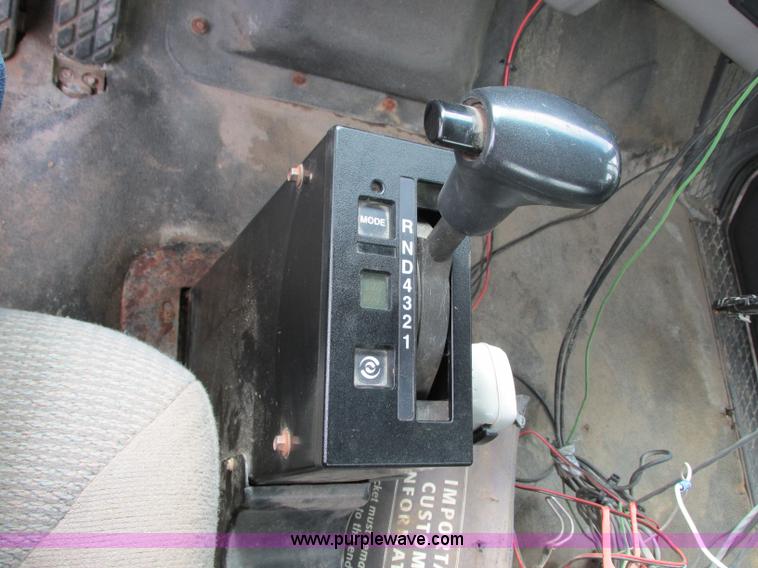 image for item J8716 2000 Sterling L8513 applicator truck