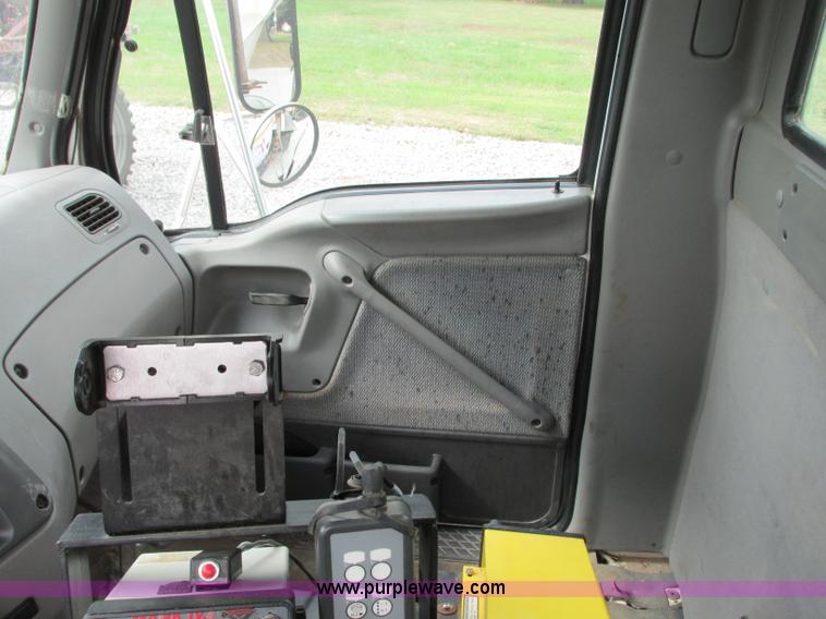 image for item J8716 2000 Sterling L8513 applicator truck