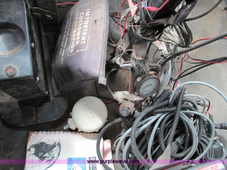 image for item J8716 2000 Sterling L8513 applicator truck