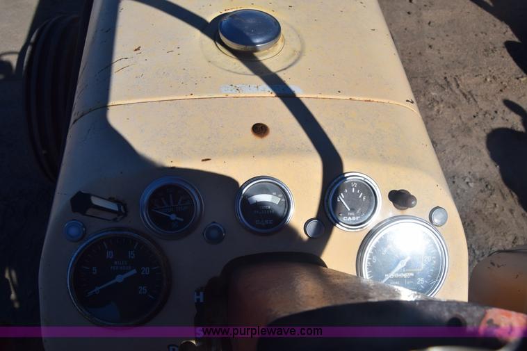 image for item K4795 Case 832 tractor