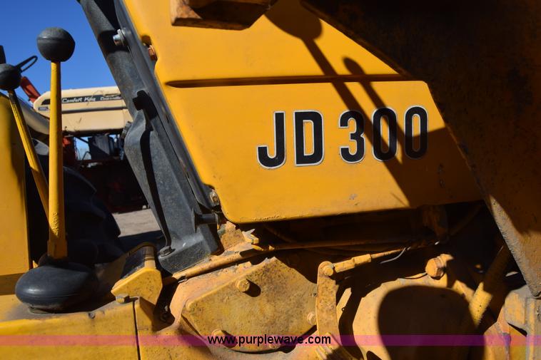 image for item K4796 John Deere 300 tractor