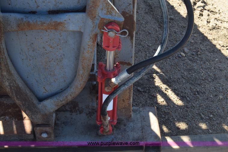 image for item K4815 Hydraulic cattle chute