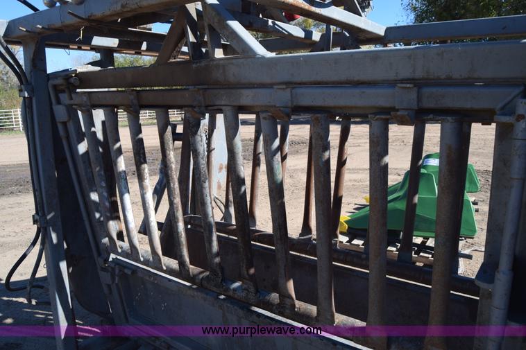 image for item K4815 Hydraulic cattle chute