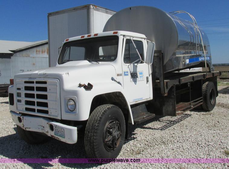 image for item K5190 1983 International 1754 flatbed truck