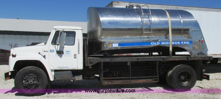 image for item K5190 1983 International 1754 flatbed truck