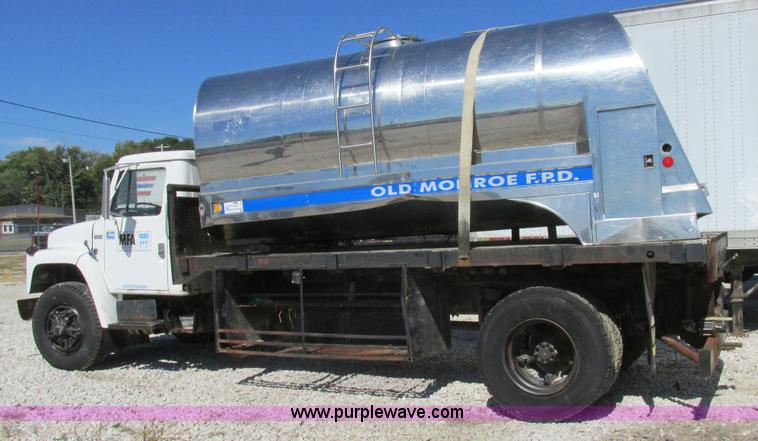 image for item K5190 1983 International 1754 flatbed truck