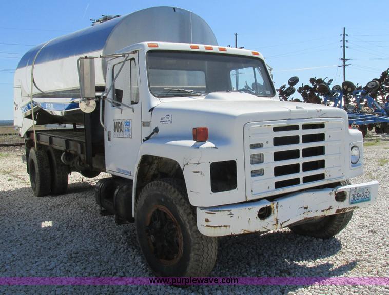 image for item K5190 1983 International 1754 flatbed truck