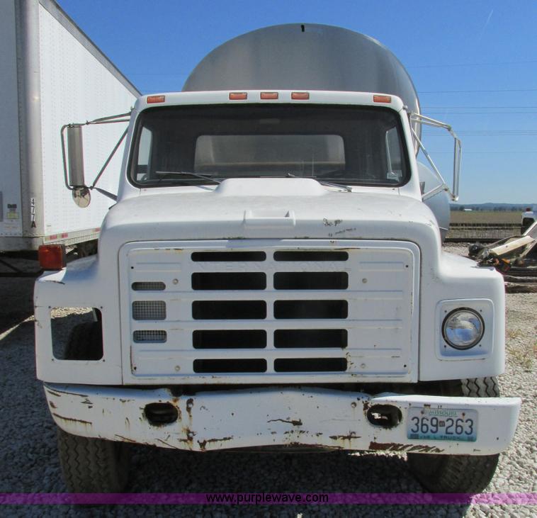 image for item K5190 1983 International 1754 flatbed truck