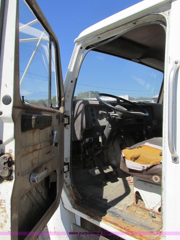 image for item K5190 1983 International 1754 flatbed truck