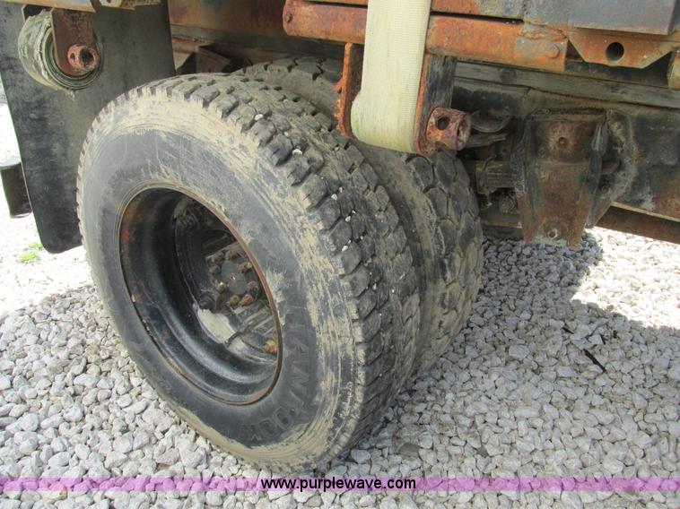 image for item K5190 1983 International 1754 flatbed truck