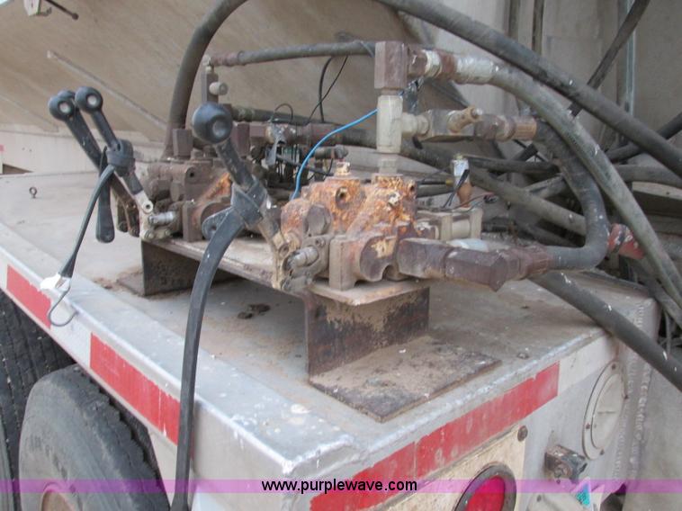 image for item K5753 1996 Pacer CEI tank trailer