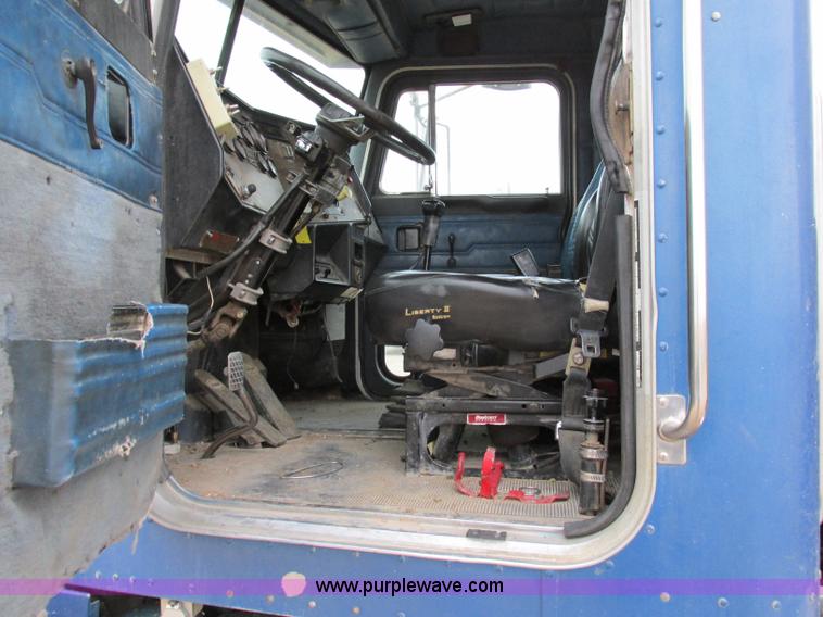 image for item K5754 1994 Peterbilt 378 semi truck