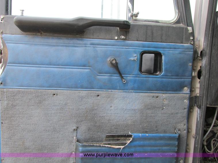 image for item K5754 1994 Peterbilt 378 semi truck