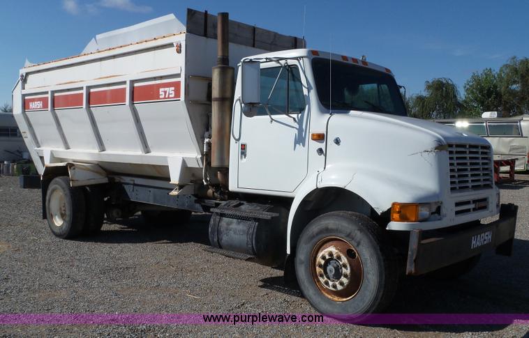 image for item L5113 1991 International 7100 feed truck