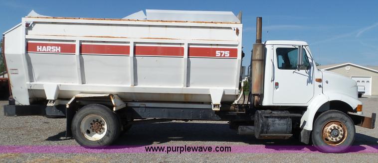 image for item L5113 1991 International 7100 feed truck