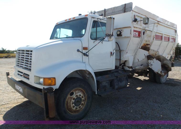 image for item L5113 1991 International 7100 feed truck