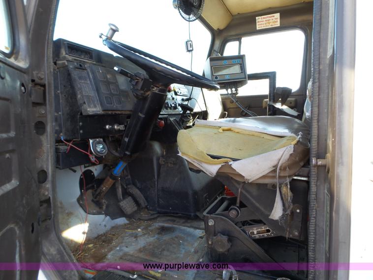 image for item L5113 1991 International 7100 feed truck