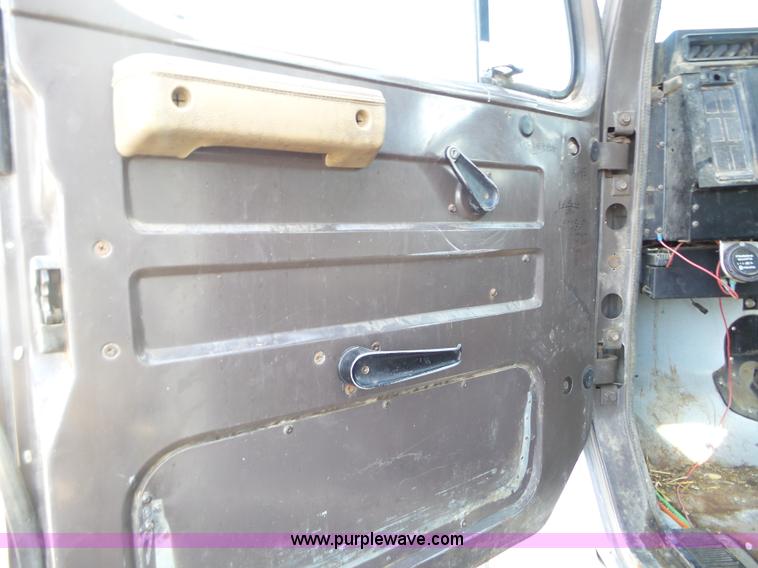 image for item L5113 1991 International 7100 feed truck