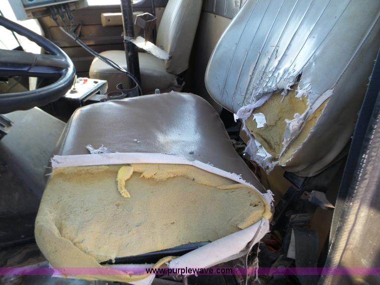 image for item L5113 1991 International 7100 feed truck